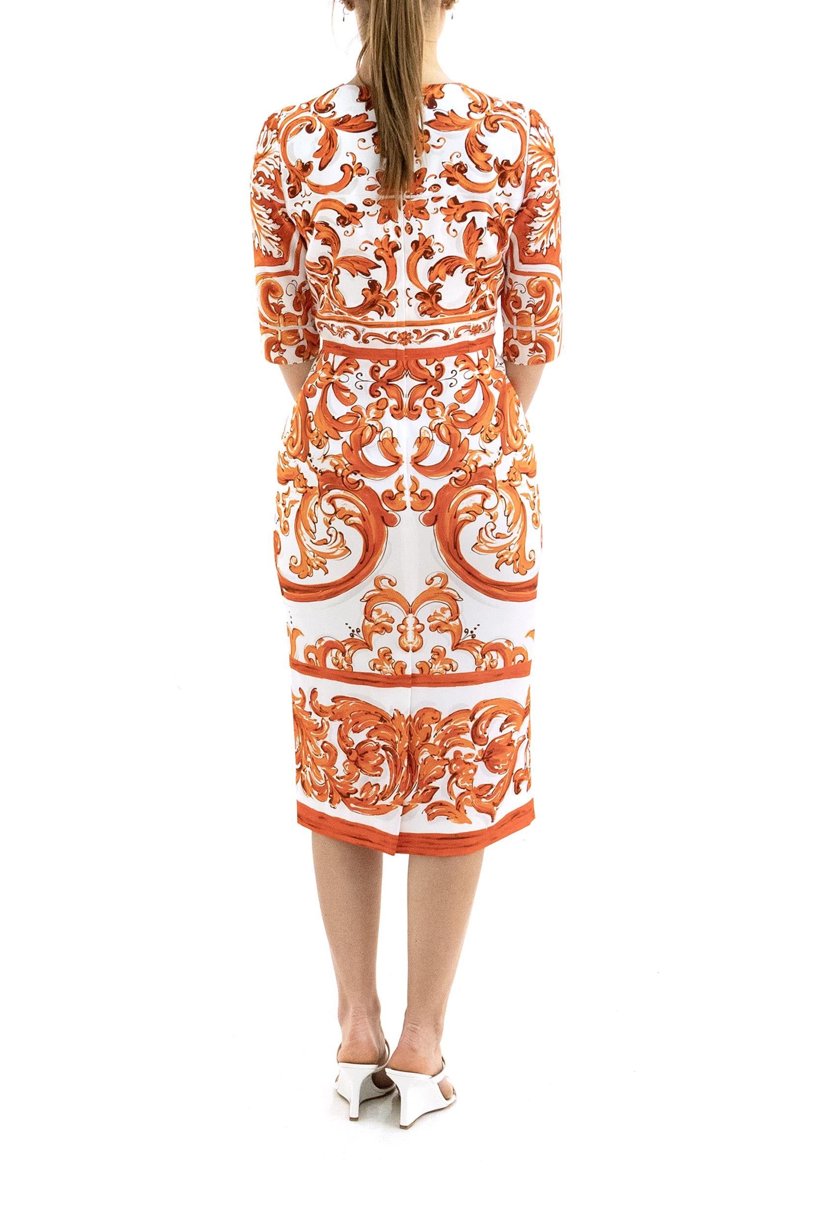 Abito tubino in seta con stampa Maiolica di colore bianco e arancione<BR/> F6EAJT GDDRJ S9000 DOLCE & GABBANA 
