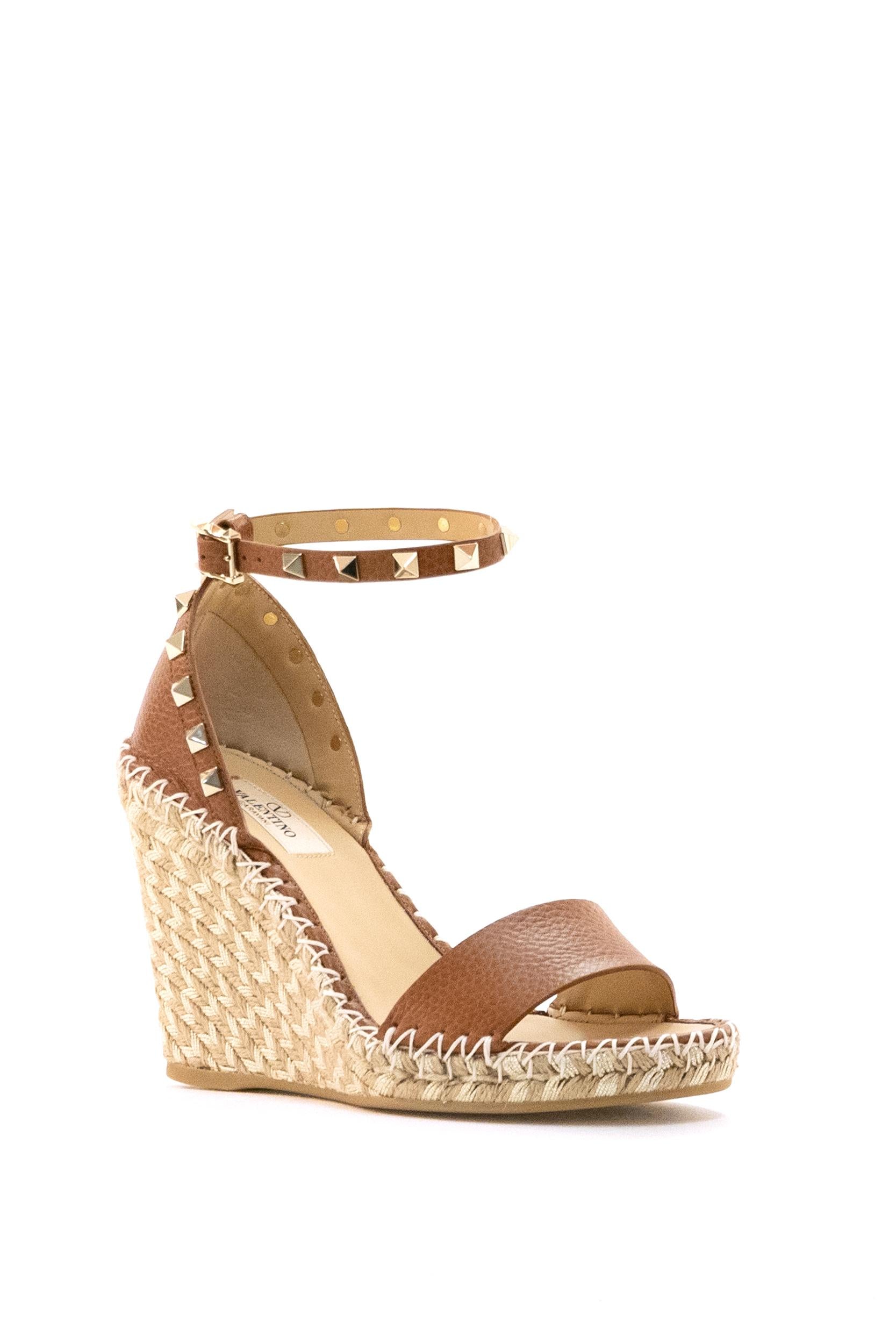 Sandali Zeppa Rockstud in pelle martellata color marrone<BR/> 8W2S0090FEQ 48L VALENTINO GARAVANI 