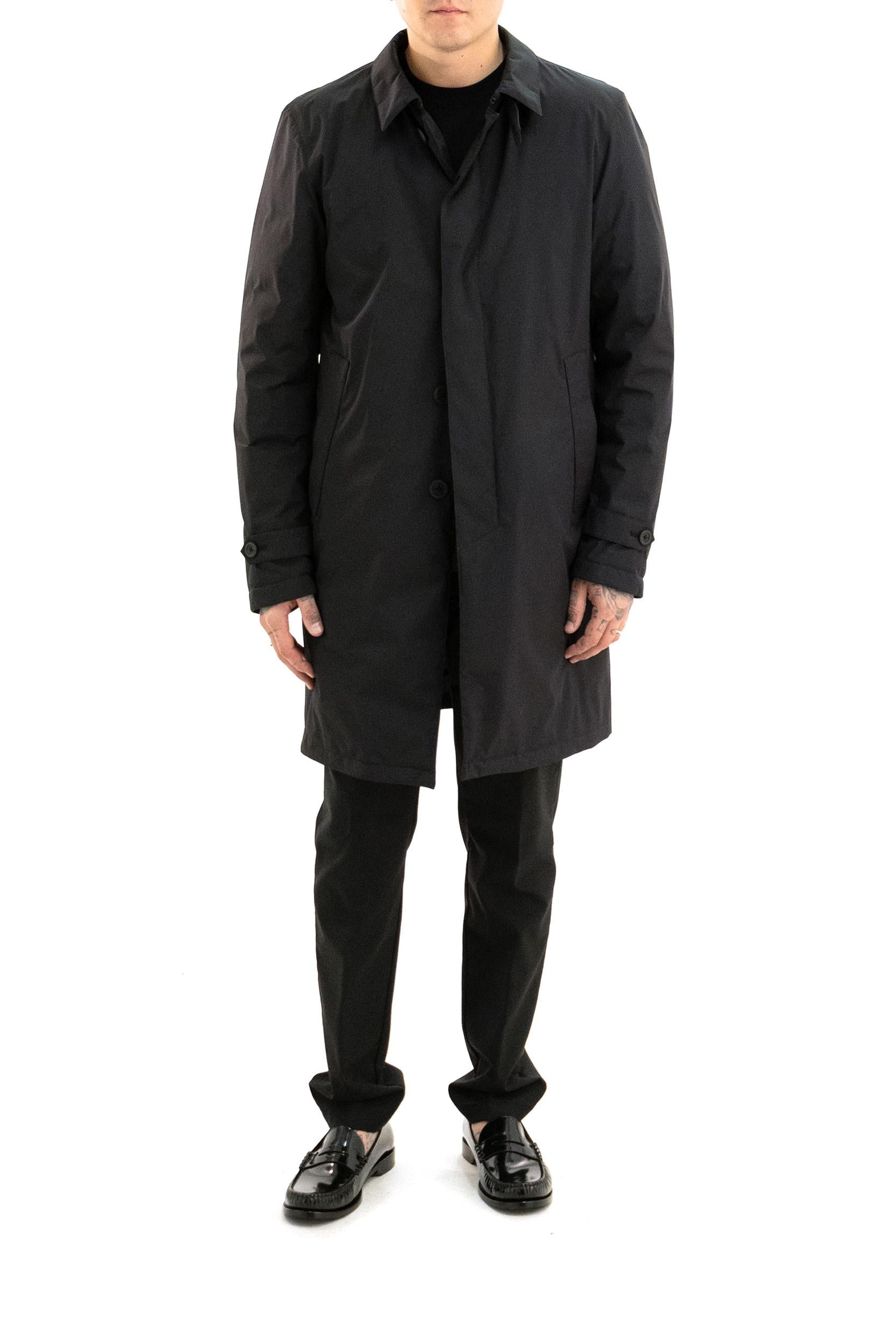 Trench in tessuto tecnico di colore nero<BR/> PI001244U 12480 9300 HERNO 