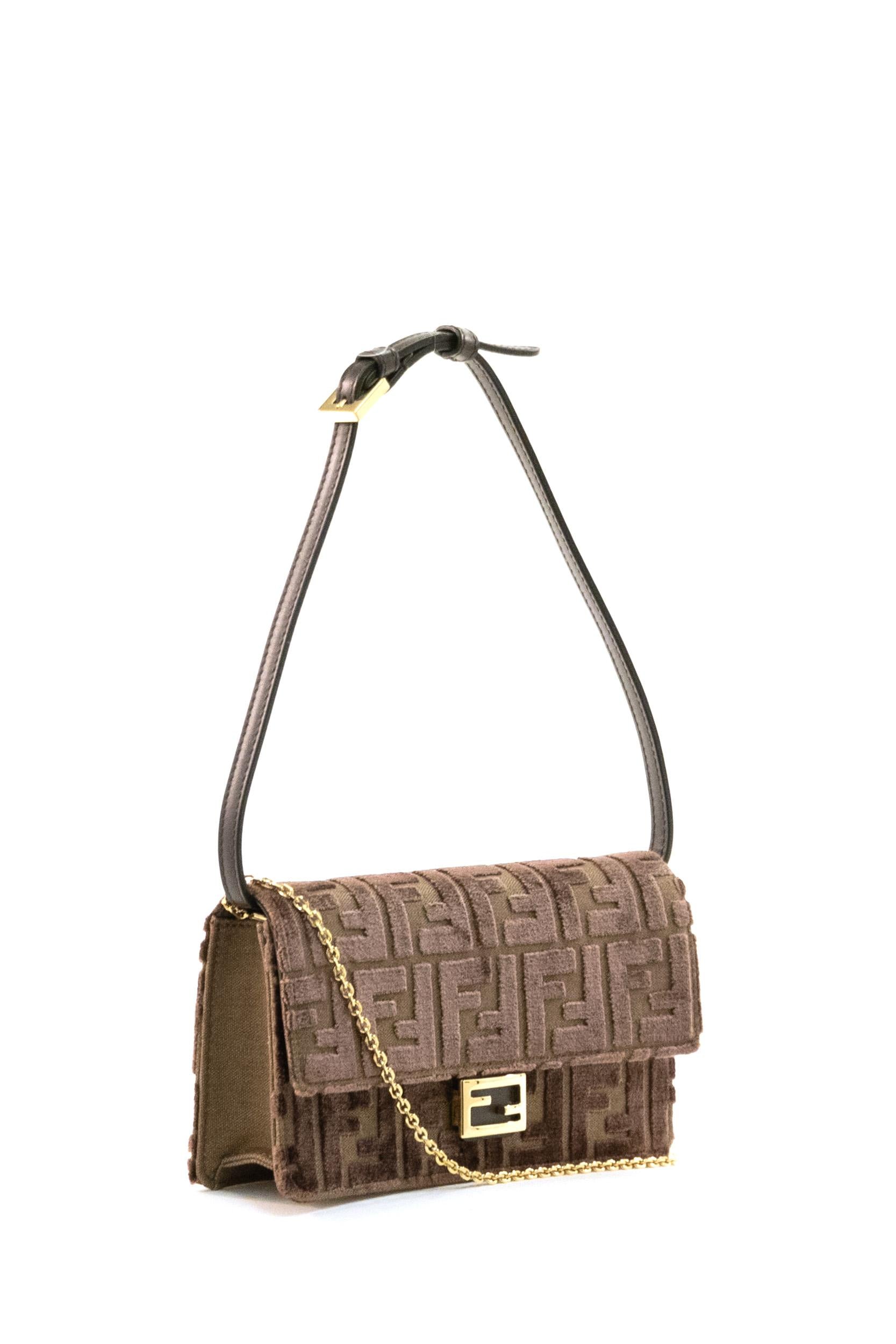 Portafoglio Baguette in velluto jaquard con motivo FF a rilievo di colore marrone <BR/> 8M0498 AT14 F0L1B FENDI 