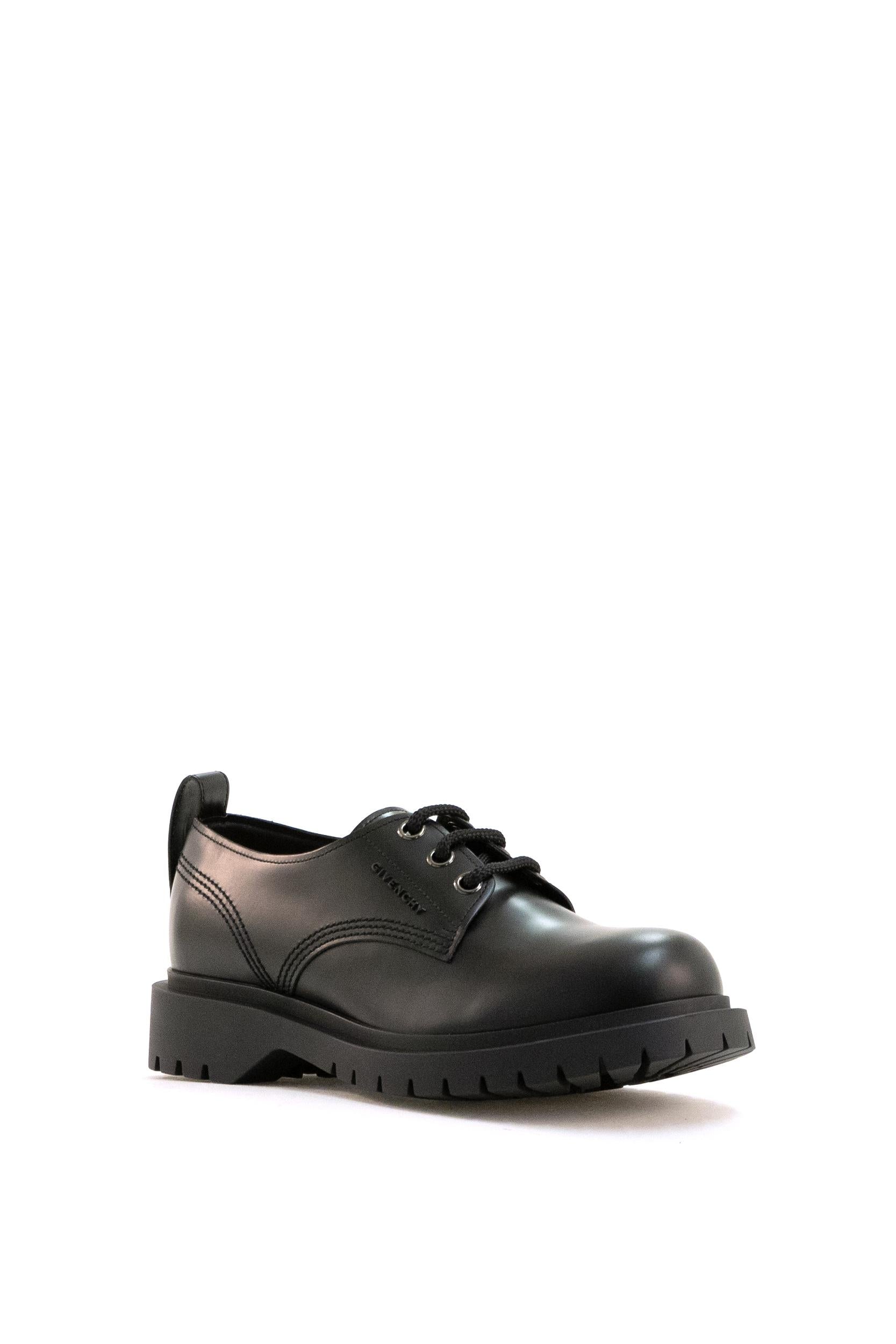 Scarpe Derby in pelle di colore nero<BR/> BH1042H1WC 001 GIVENCHY 