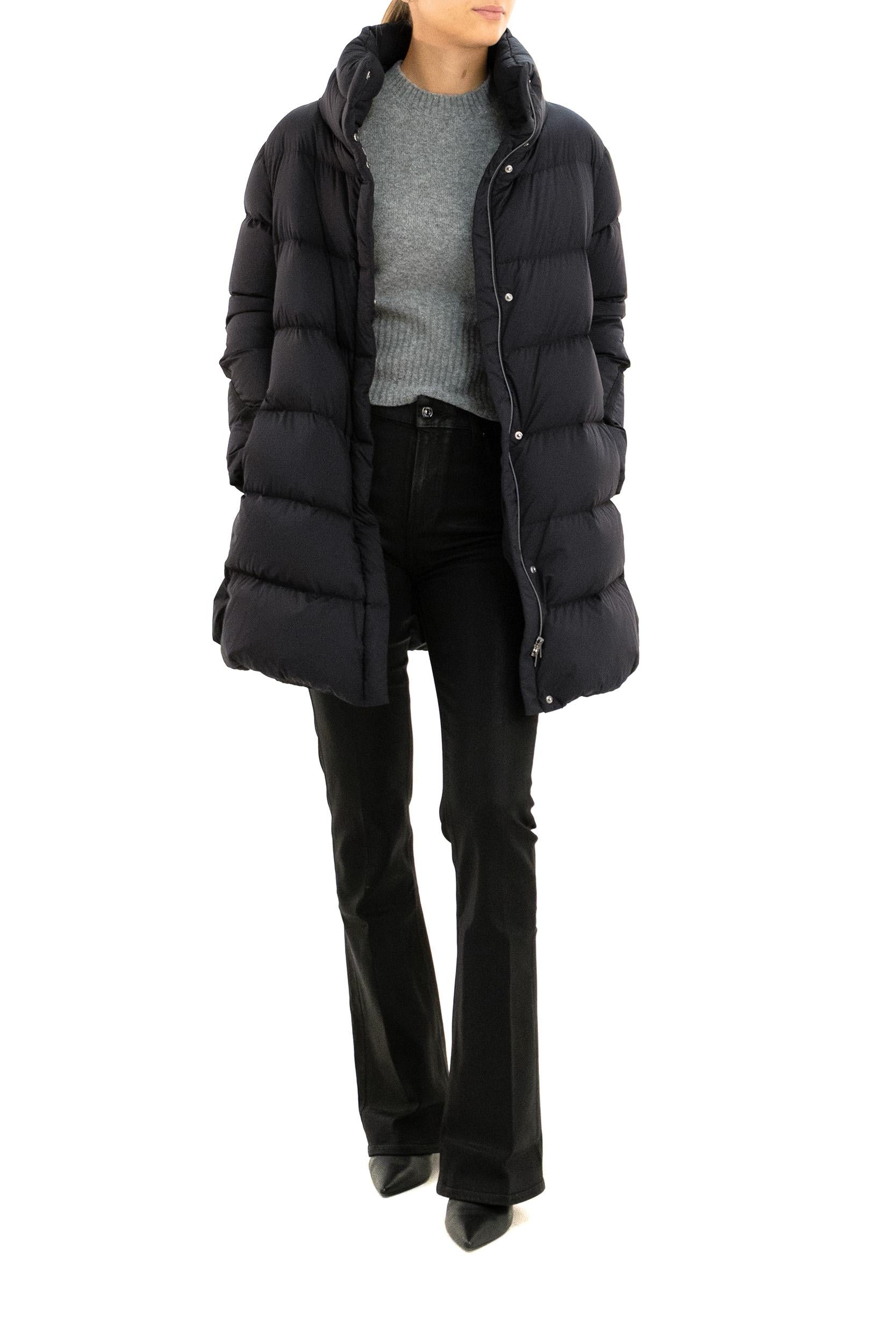 Piumino in nylon di colore nero<BR/> PI002131D 12456Z 9300 HERNO 
