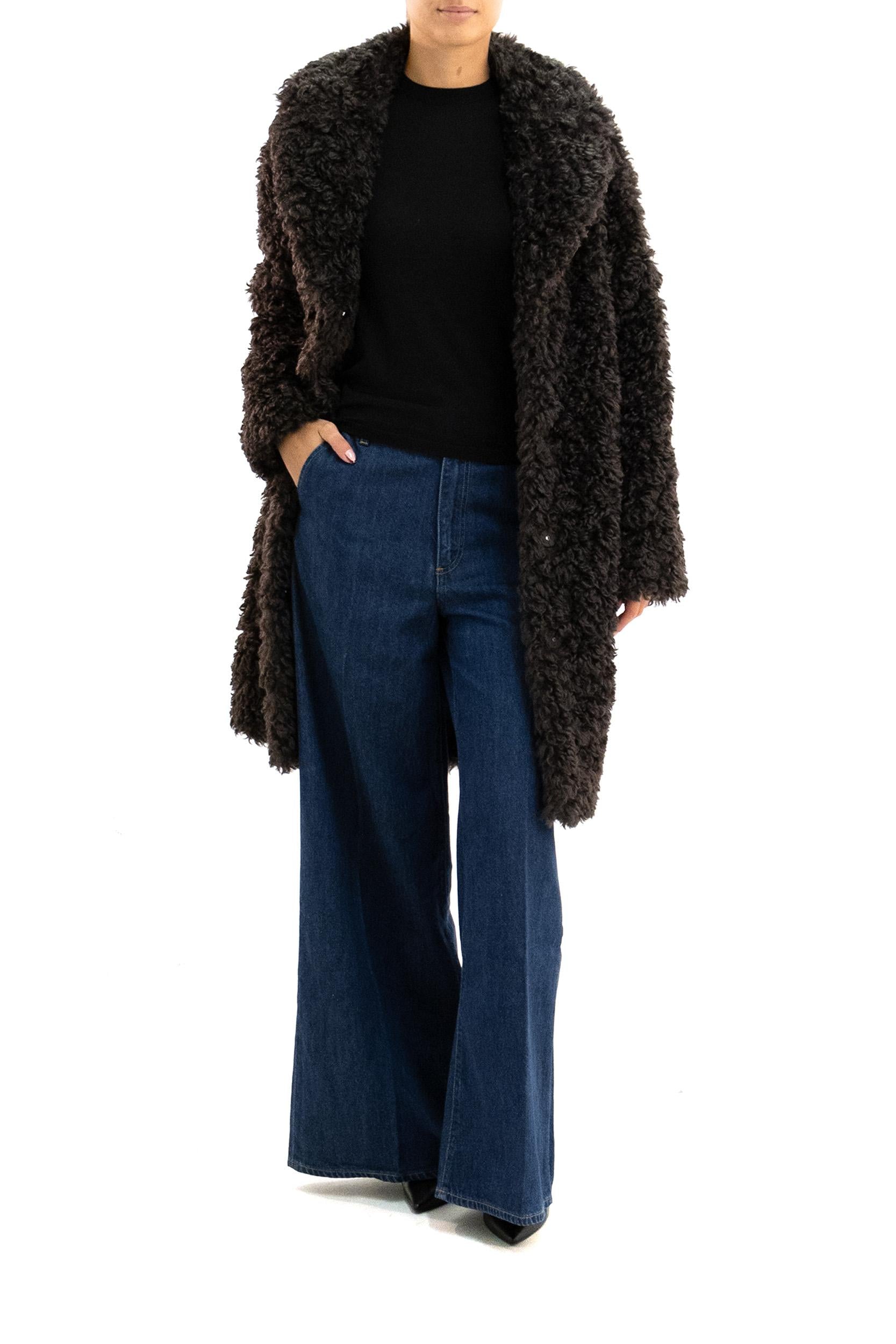 STAND STUDIO Cappotto lungo in pelliccia sintetica di colore marrone scuro <BR/> 61137-9061 87990 STAND STUDIO 