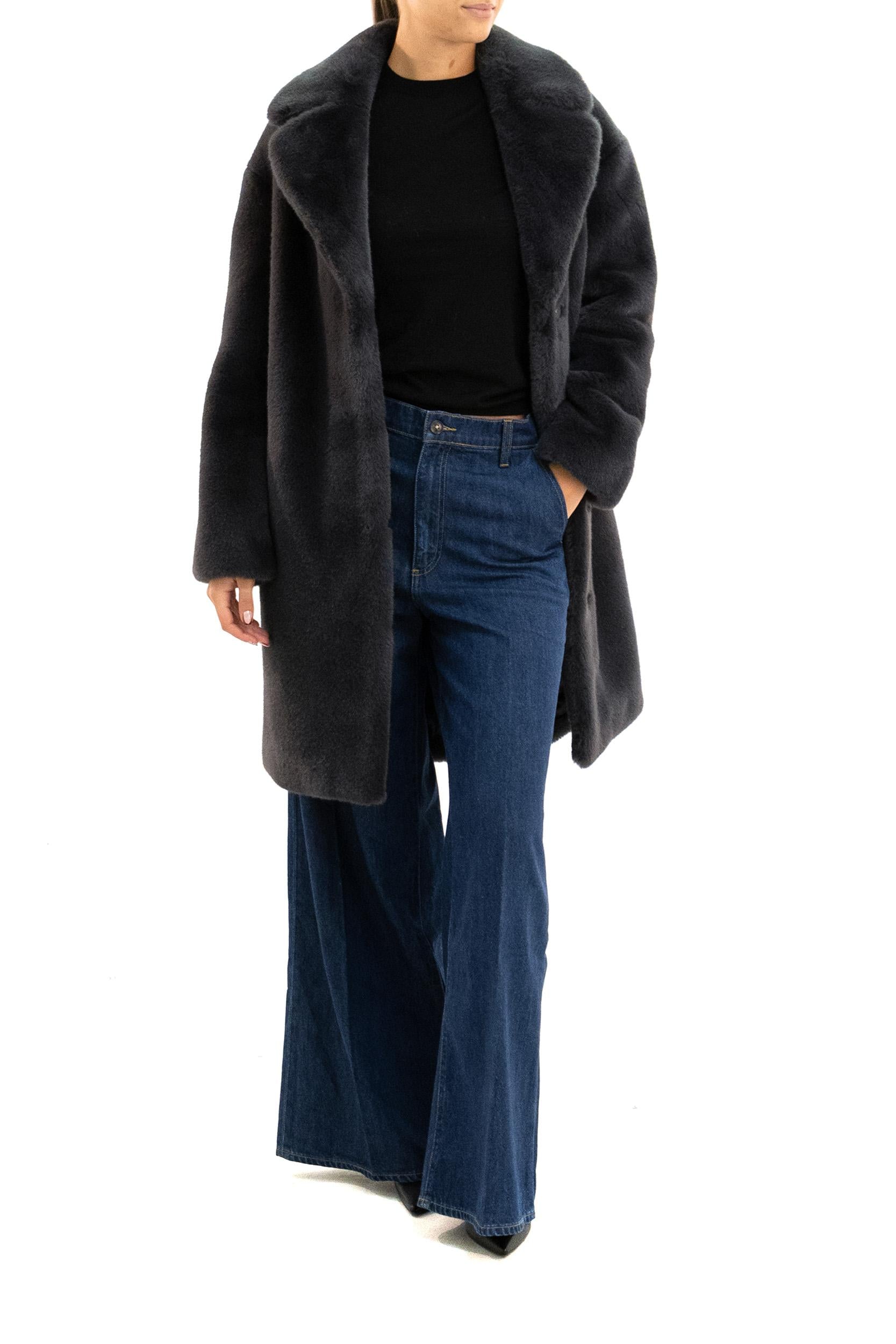 STAND STUDIO Cappotto in pelliccia sintetica di colore grigio scuro <BR/> 61137-9070 85020 STAND STUDIO 