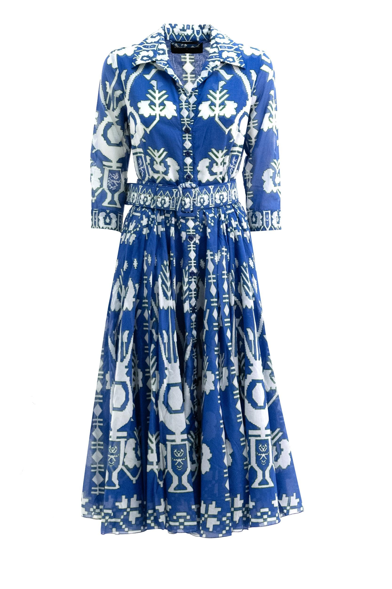 Abito Chemisier Aster in mussola di cotone con stampa gometrica di colore blu e bianco<BR/> ASTER DRESS/KOS COBALT BLUE S-SUNG 